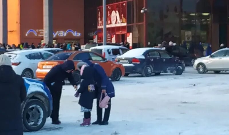 Эвакуация трц галерея. Эвакуация ТЦ Москвы 04.05.2022. Тюмень Панама ТЦ розыгрыш. Спасатели эвакуировали трёх человек с 3 этажа ТЦ "времена года".. Эвакуация ТЦ Полуиия.