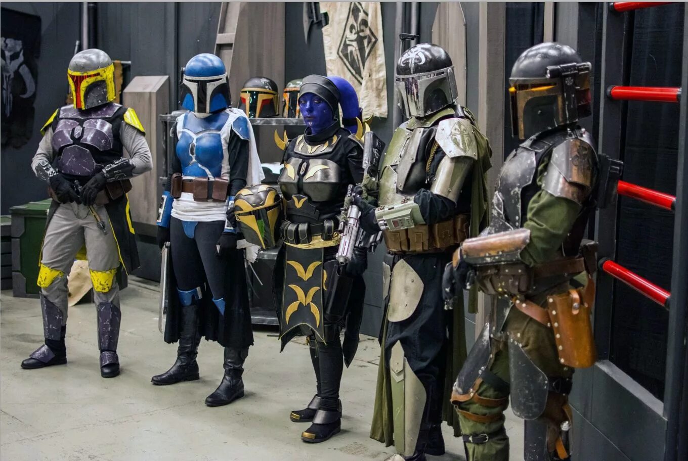 Mandalorian armor concept art. Мандалорец лукас. Mandalorian cosplay. Mandalorian team. Арморер мандалорец.
