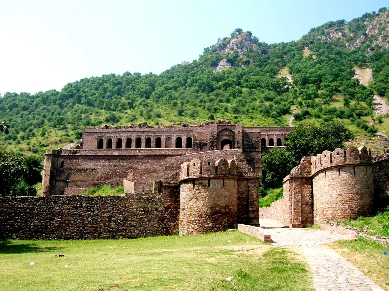 Загадочная крепость. Форт Бхангар Индия. Bhangarh Fort, Раджастан Индия. Форт Бхангарх в Раджастане. Бхангар - Призрачный город в Индии.