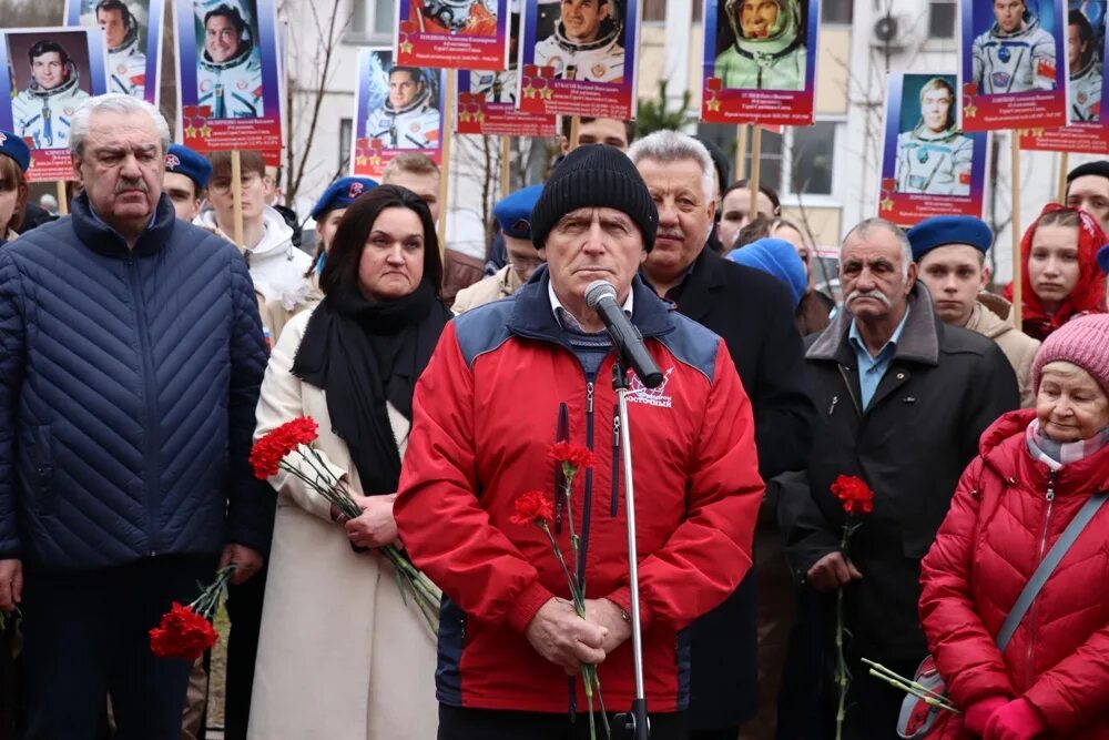 Трогательное событие. День космонавтики Краснознаменск. Митинг 7 апреля. Памятник Гагарину в Краснознаменске. День памяти Космонавта волка картинки.