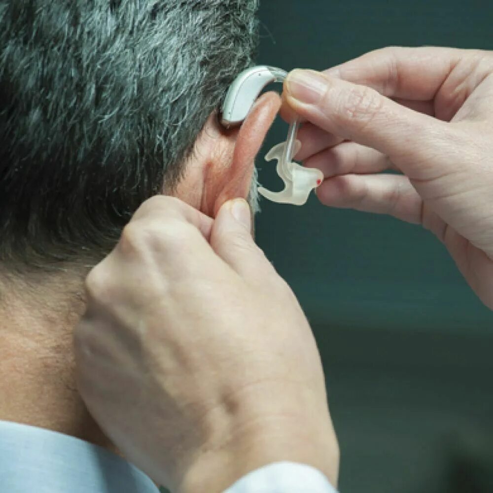 Как подобрать слуховой аппарат без врача. Слуховой аппарат. Нарушение слуха. Снижение слуха. Прибор для остроты слуха.
