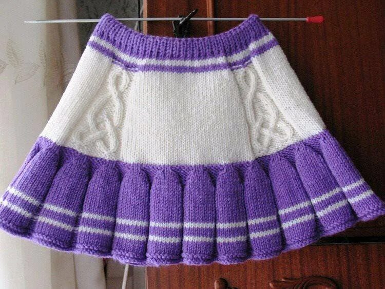 Вязаные детские юбки. Вязаная юбка в складочку. Юбка спицами для девочки. Вязать юбку девочки лет. Юбка клиньями спицами для девочки.