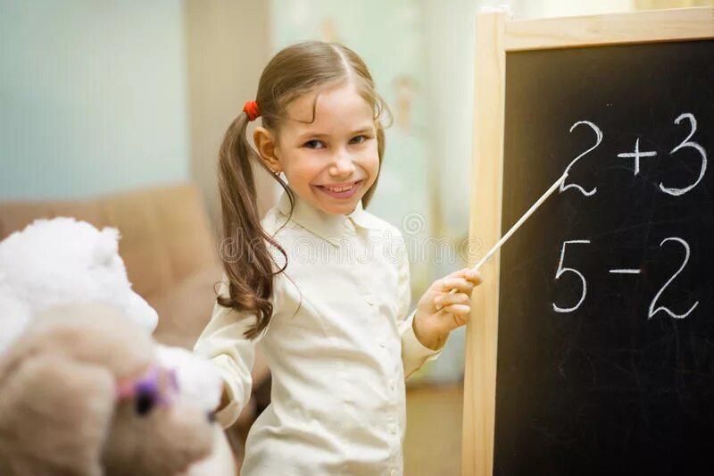 Молодые девочки учат. Девушка с тетрадкой. Занятая девушка студентка. Голая девочка учит уроки с учителем. Девушка обучает других девушек.