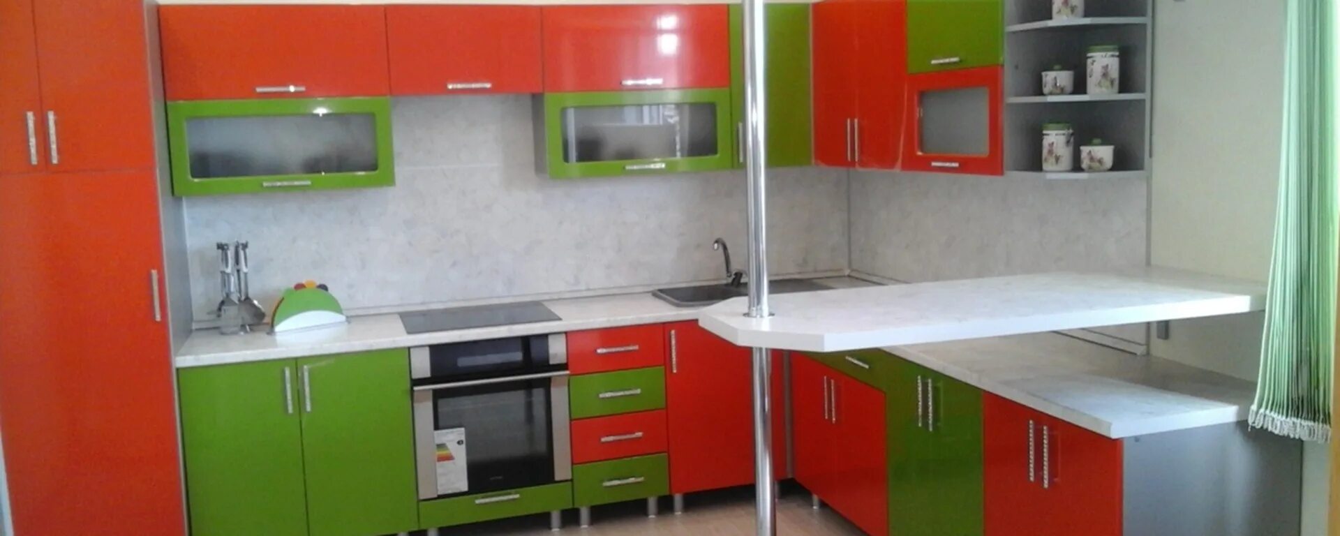 Кухонный гарнитур по индивидуальным размерам. Угловой шкаф в коридор. Авито изготовление мебели. Встроенная кухня угловая. Кухни на заказ в горно алтайске.