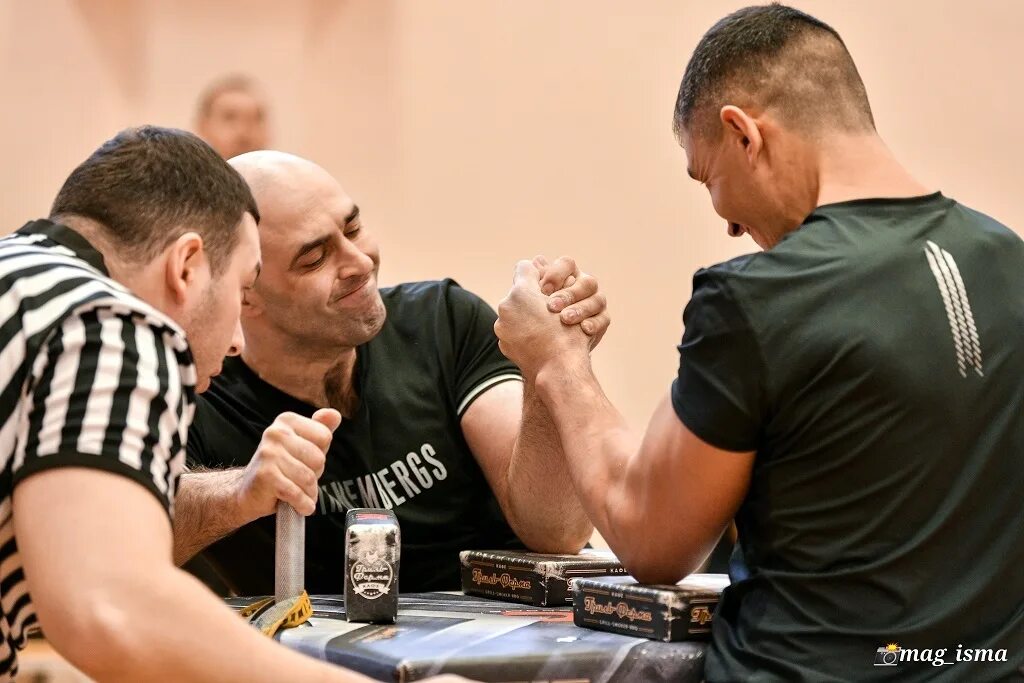 Анатолий майрансаев армрестлинг. Максим битаров чемпион. Притворяется новичком армрестлинг. Сергей армрестлинг соликамск. Притворяется новичком армрестлинг.