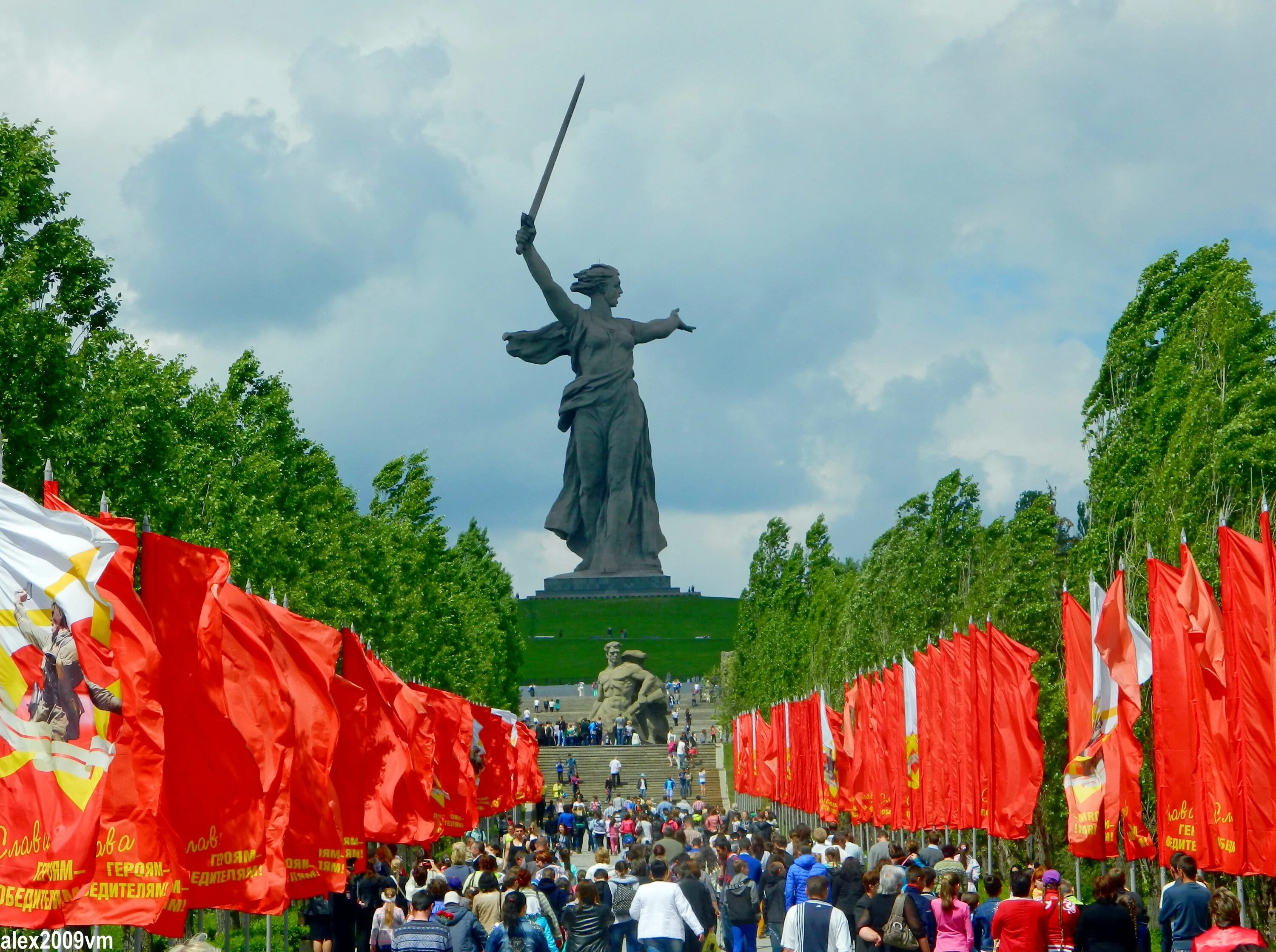 Родина 1 мая. Мамаев Курган Волгоград. Сталинградская битва Мамаев Курган Родина мать. Памятник Родина-мать на Мамаевом Кургане. Родина-мать Волгоград 2022.