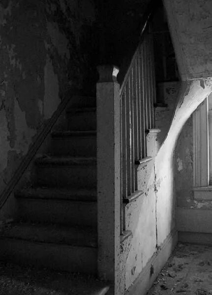 Home scared. Заброшенный дом с призраками. Страшная лестница. Заброшка с призраками.