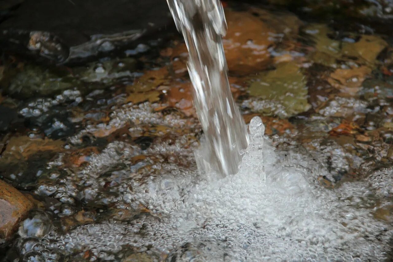 Родник родниковая вода. Чистый Ручеек. Родниковая вода. Гиф ручей Родник. Красноярск Родниковая вода.