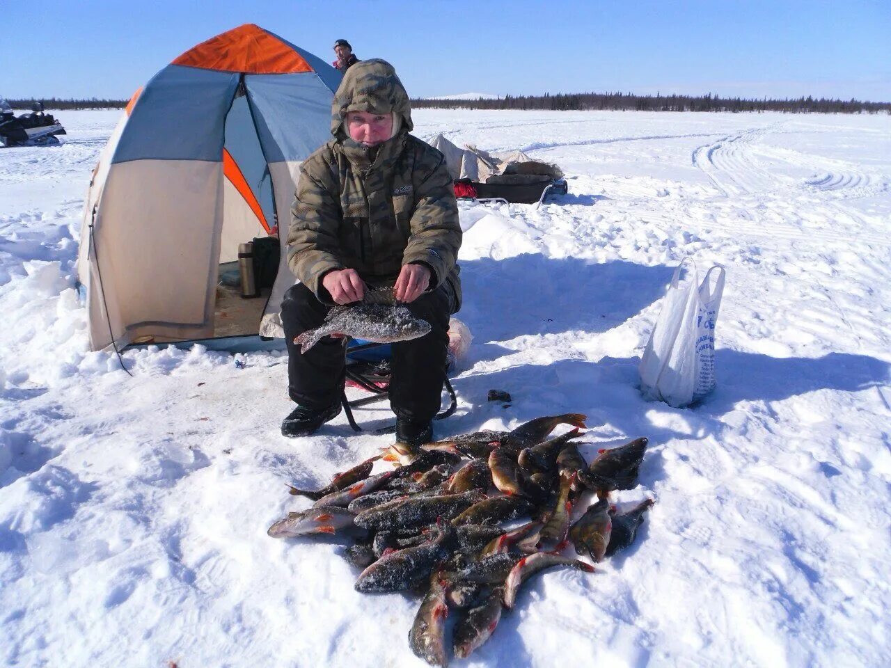 Охота рыбалка зимой. Охота рыбалка зимой. Зимняя рыбалка в тайге. Охота рыбалка зимой. Рыболовство в сибири.