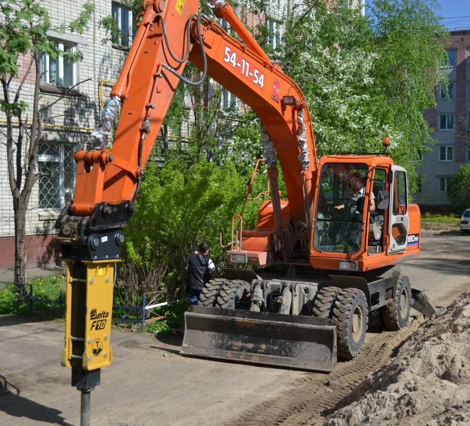 Doosan 160 с гидромолотом. Экскаватор JCB 200 гидромолотом. Hyundai 180 экскаватор гусеничный гидромолот. Мини экскаватор SDLG 635 гидромолот. Аренда гусеничного экскаватора с гидромолотом