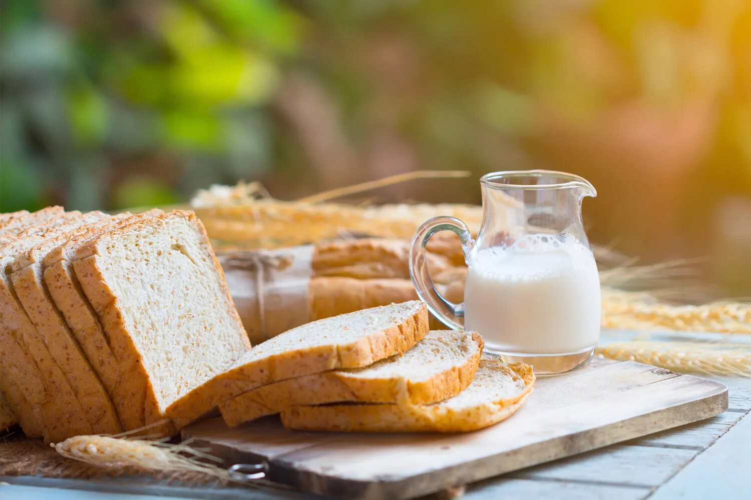 Хлеб с маслом польза. Завтрак с хлебом. Хлеб на столе. Чай с хлебом. Завтрак с тостовым хлебом.