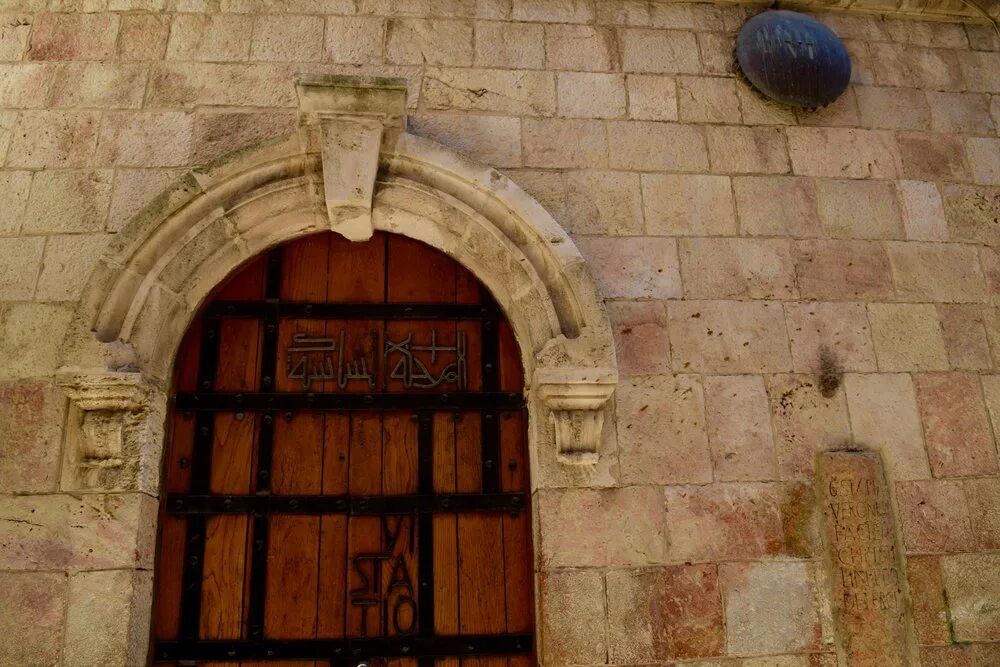 Виа деларосса в иерусалиме. Улица виа долороза в иерусалиме. Via dolorosa фф. Виа долороза крестный путь иерусалим. Via dolorosa тату.