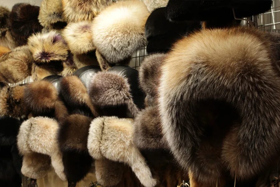 Импортные изделия из меха. Шубы вятка фурс. Продукция меховой промышленности. Меховая отрасль. Подушки из натурального меха.