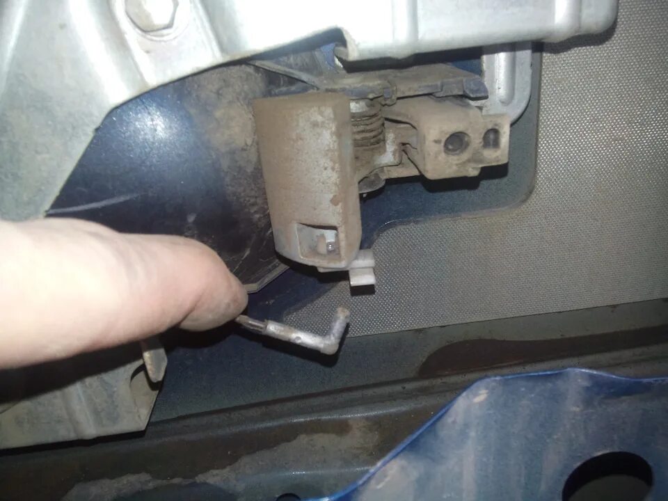 Датчик закрытия двери меган 2. Рено меган 3 автозапуск с ключа. Ключ рено меган. Megane 2 запуск дистанционный. Как закрыть люк рено сценик 1 в ручную.