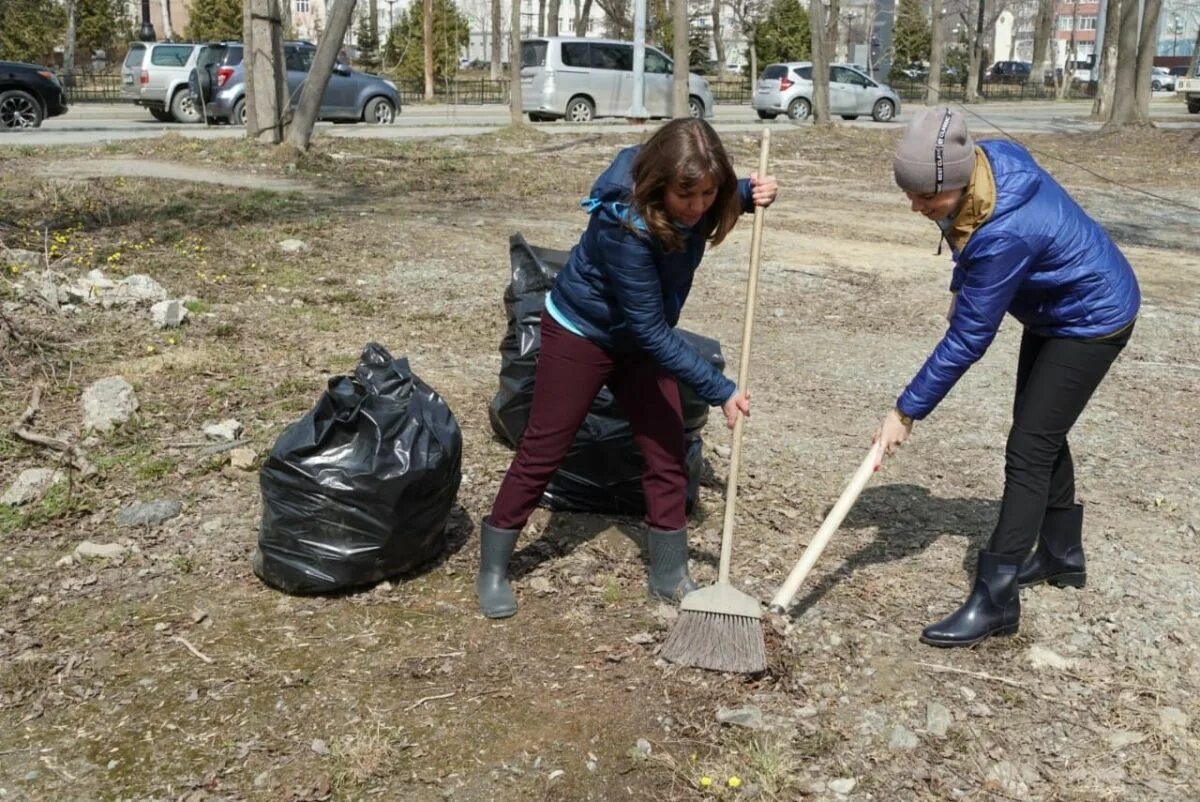 Субботник вологда реки. Субботник в лесу. Уборка территории весной. Уборка территории весной. Субботник.