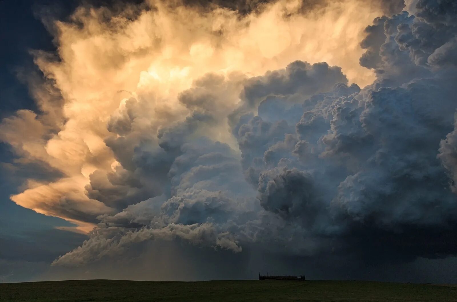 Самые большие облака в мире. Тучи в мире. Тучи в мире. Вихрь торнадо смерч. Самое большое облако.