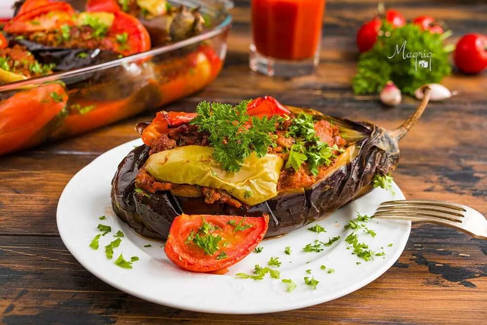 Баклажаны с овощами в духовке рецепты. Баклажаны фаршированные овощами. фаршированные баклажаны в духовке. лодочки из баклажанов. баклажаны фаршированные мясом.