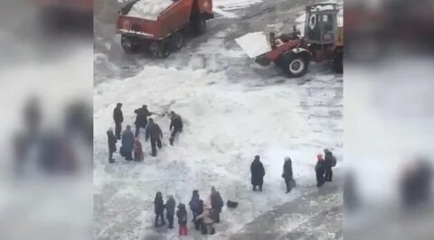 Блоггер кидает в снег