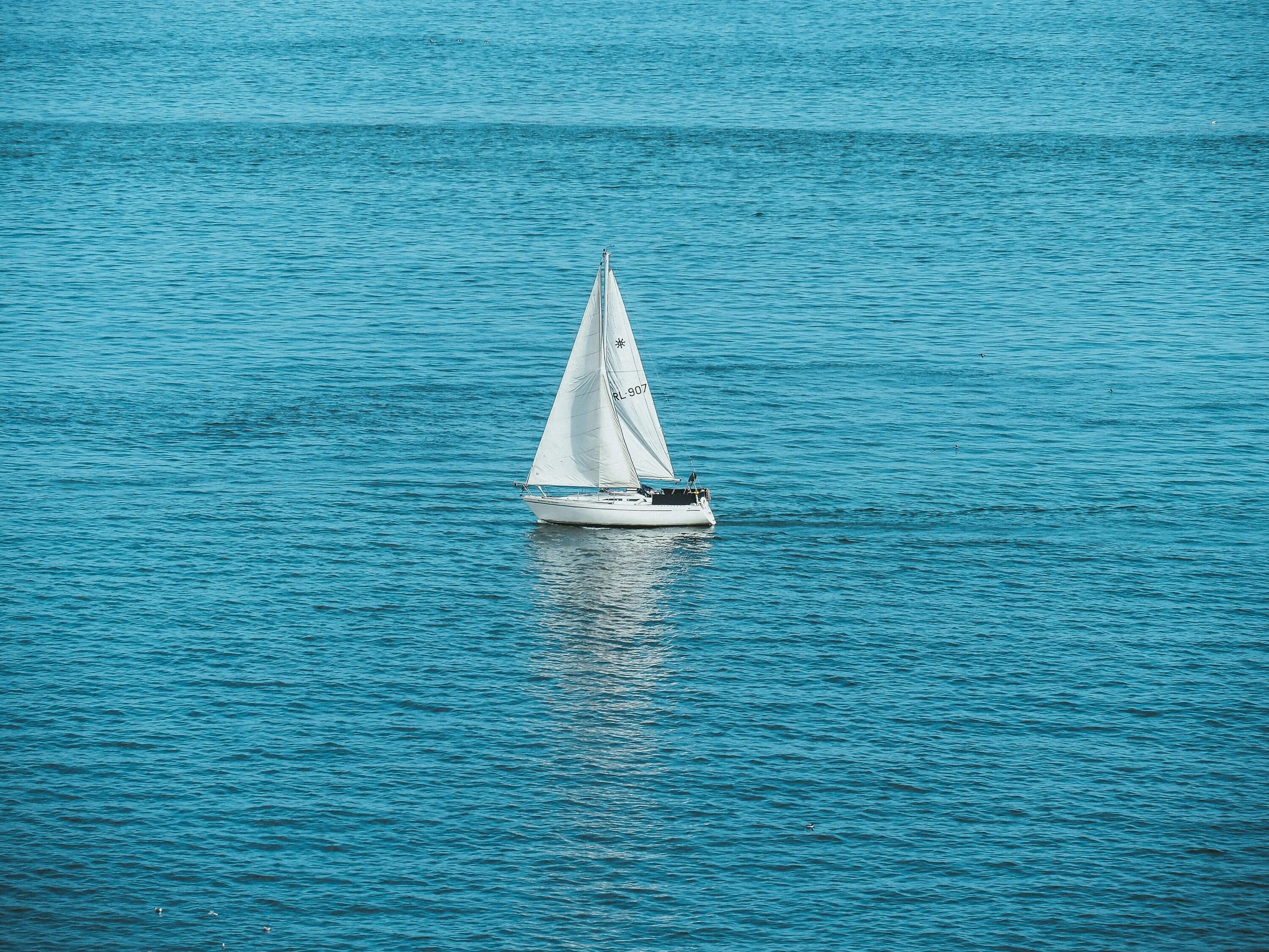 Лодка sea. Парус на лодке. Белый парусник. Лодка в море. Парусник в море.