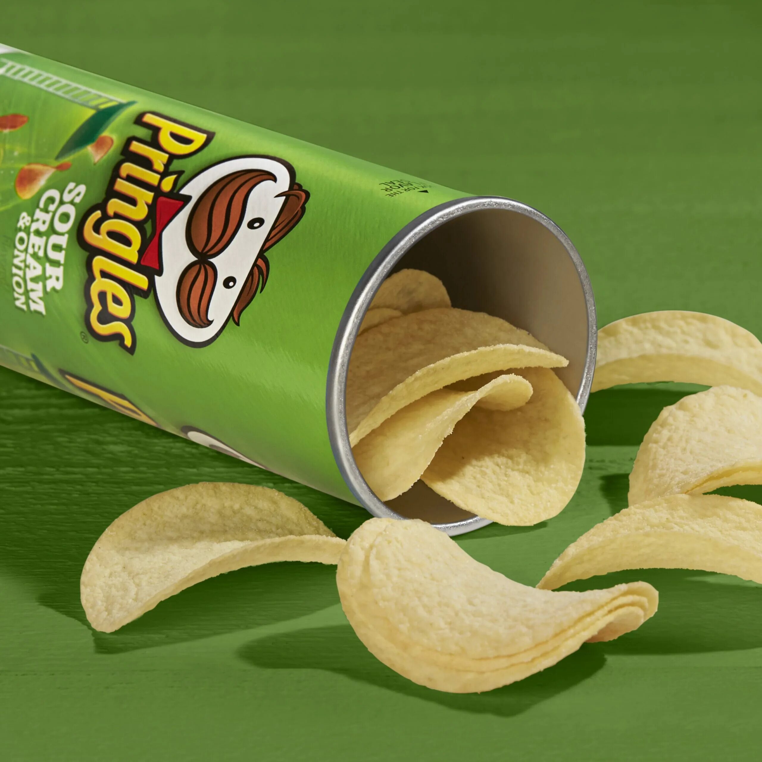 Чипсы в соответствующей форме. Чипсы принглс Sour Cream. Чипсы Pringles. Чипсы Pringles картофельные. Принглс чипсы Халяль.
