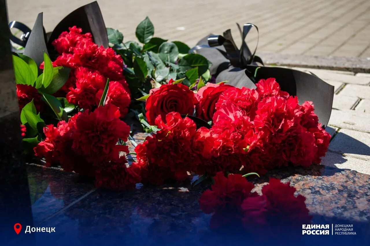 Память погибшим на Украине. Возложение цветов в день. Возложение цветов в годовщину. Годовщина смерти цветы.
