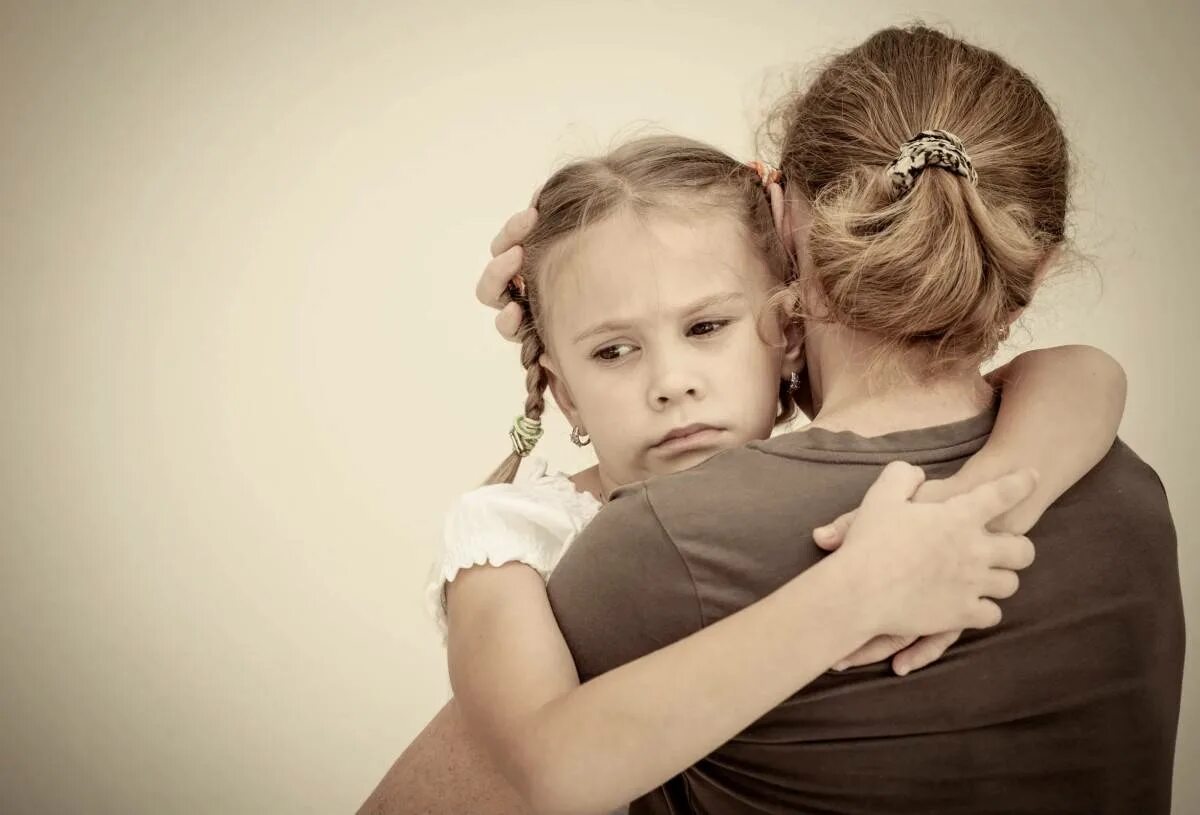 Кроха под мамой. Самая лучшая мама по знаку зодиака. Отец гладит дочь по голове. Кроха под мамой. Что для меня значит слово родина.