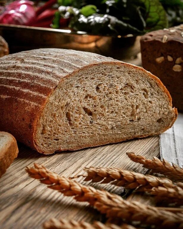 Немного хлеба. Чиабатта ржано пшеничная. Горячий домашний хлеб. Батон хлеба. Немного хлеба.