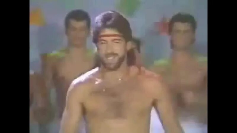 Ммм ю тач май. Ю тач. ю тач май тралала. у тач ми талала. ю тач ми талала видео мужики танцуют.