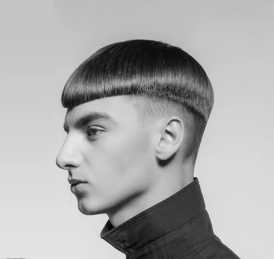 Стрижка шапочка мужская. Angular fringe стрижка. Мужские стрижки с челкой. Причёска под горшок мужская. Мужская стрижка модельная шапочка.