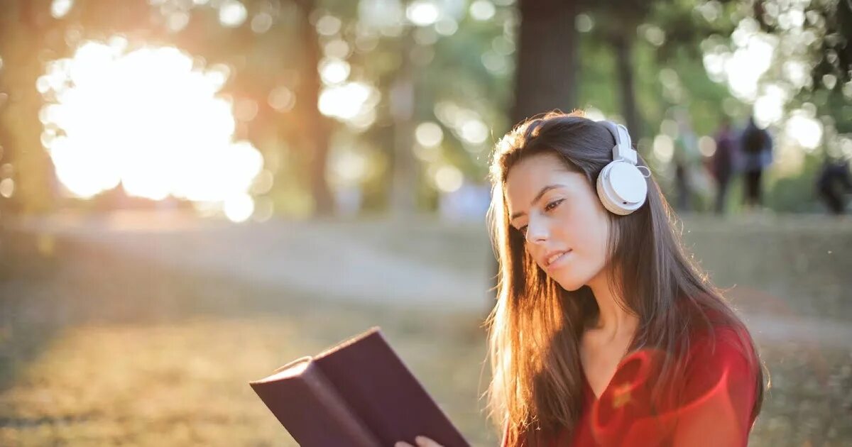 Книга и наушники. Человек слушает музыку и читает. Девушка в наушниках с книгой. Книга для девочек. Девочка которая читает мысли