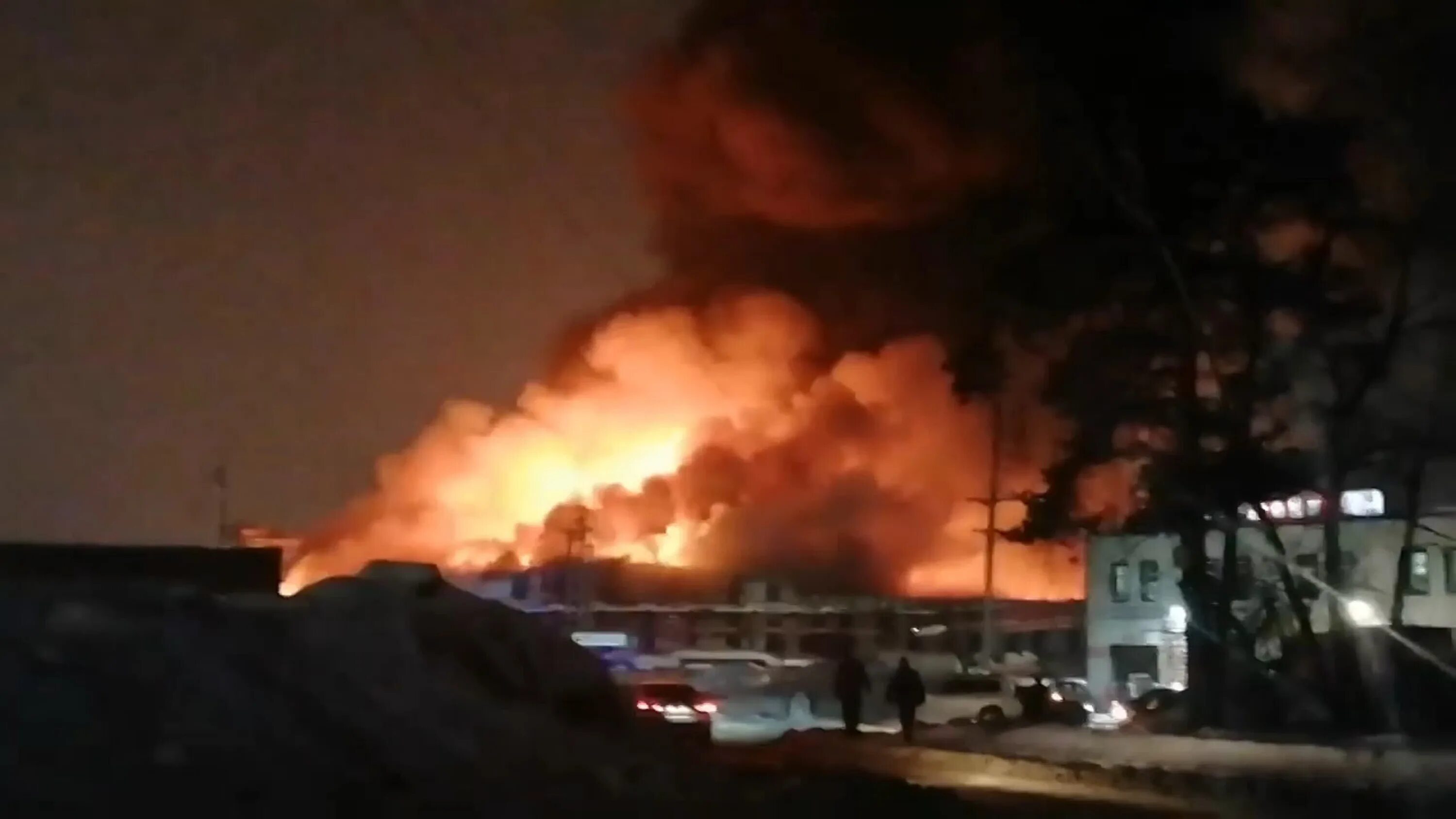 Пожар на мебельной фабрике во Фрязино. Сгоревший завод во Фрязино. Что горит во Фрязино сейчас. Пожар во Фрязино сейчас. Родники горит мебельный