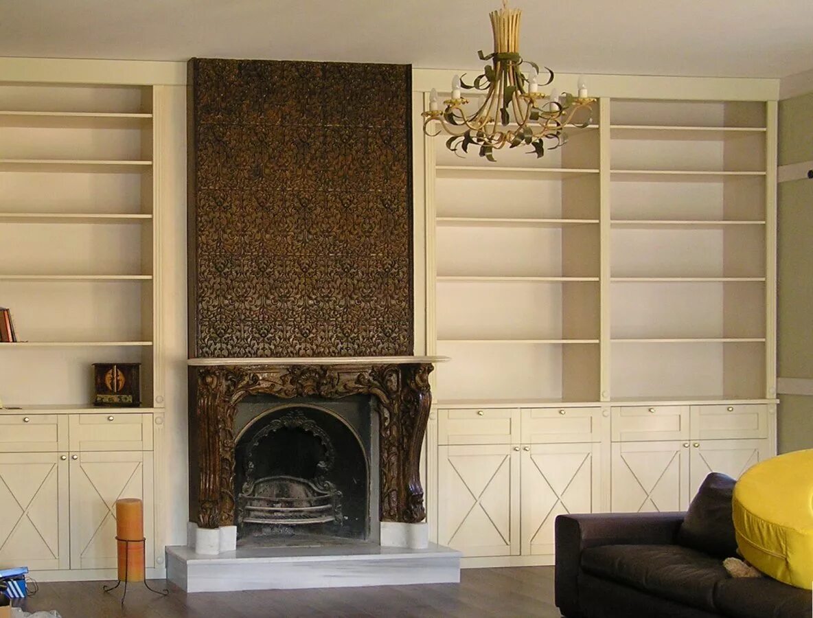 шкаф имитирующий стену. шкафы имитация. шкафы имитация. шкаф пакс дверь невидимка. шкаф с молдингами.