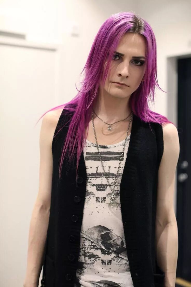 Парень с фиолетовыми волосами. Цветные волосы у парней. Парень с фиолетовыми волосами. Парень с длинными фиолетовыми волосами. Фиолетовый цвет волос у парней.