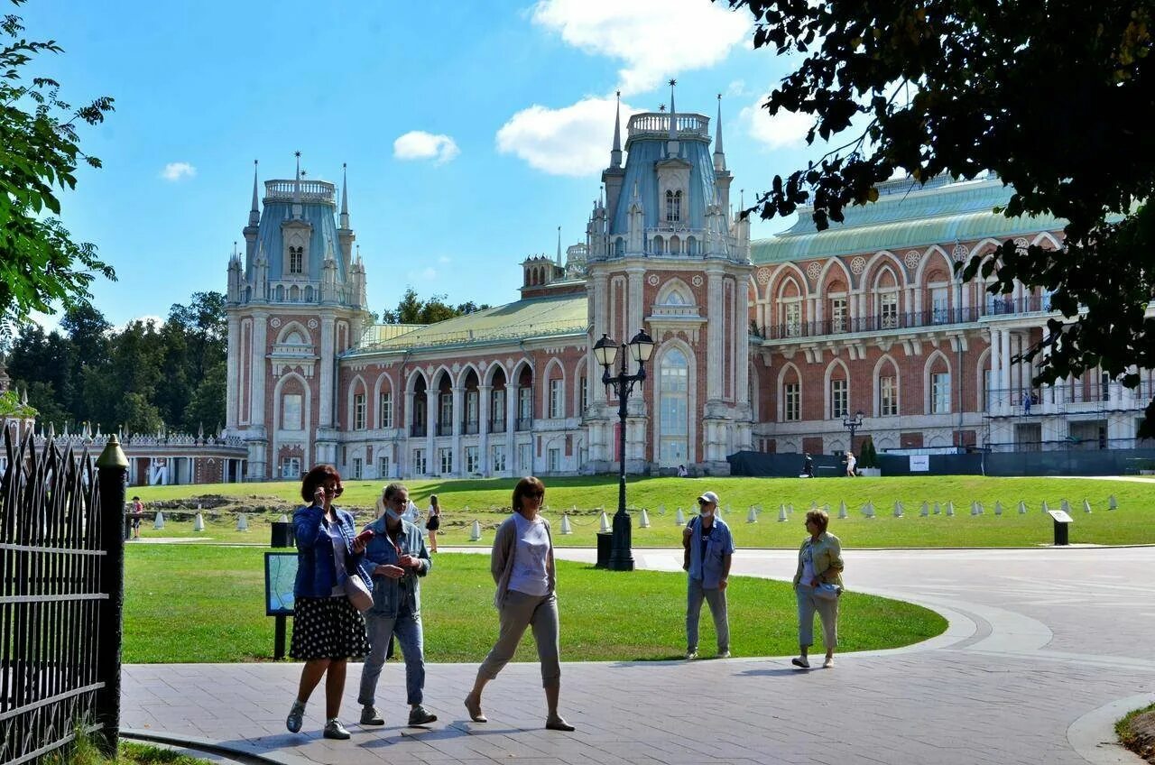 Москва прогулка домами. Государственный музей-заповедник царицыно. царицыно музей-заповедник сцена. царицыно музей-заповедник пикник. москва дворец екатерины царицыно.