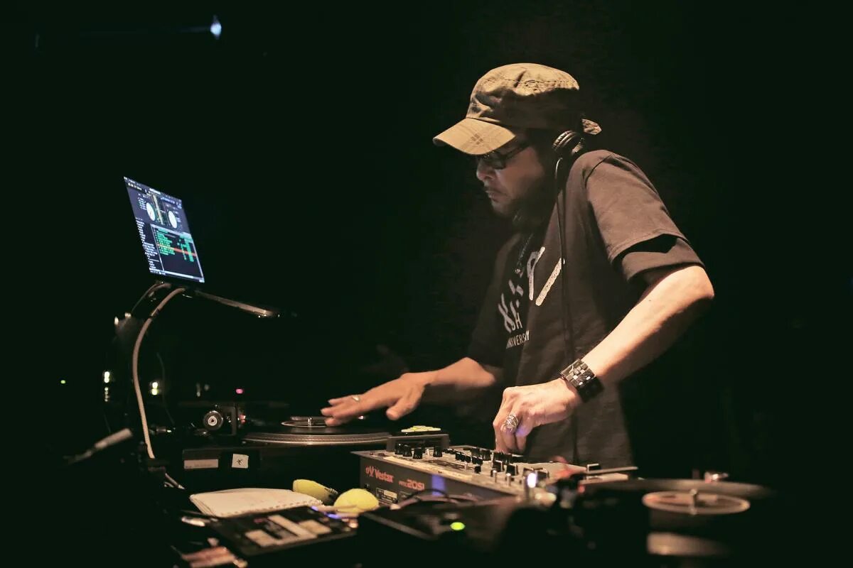 Dj krush. Dj krush "寂 -jaku- (2lp)". Krush музыка. Dj bulletproof фото. Dj krush kakusei.