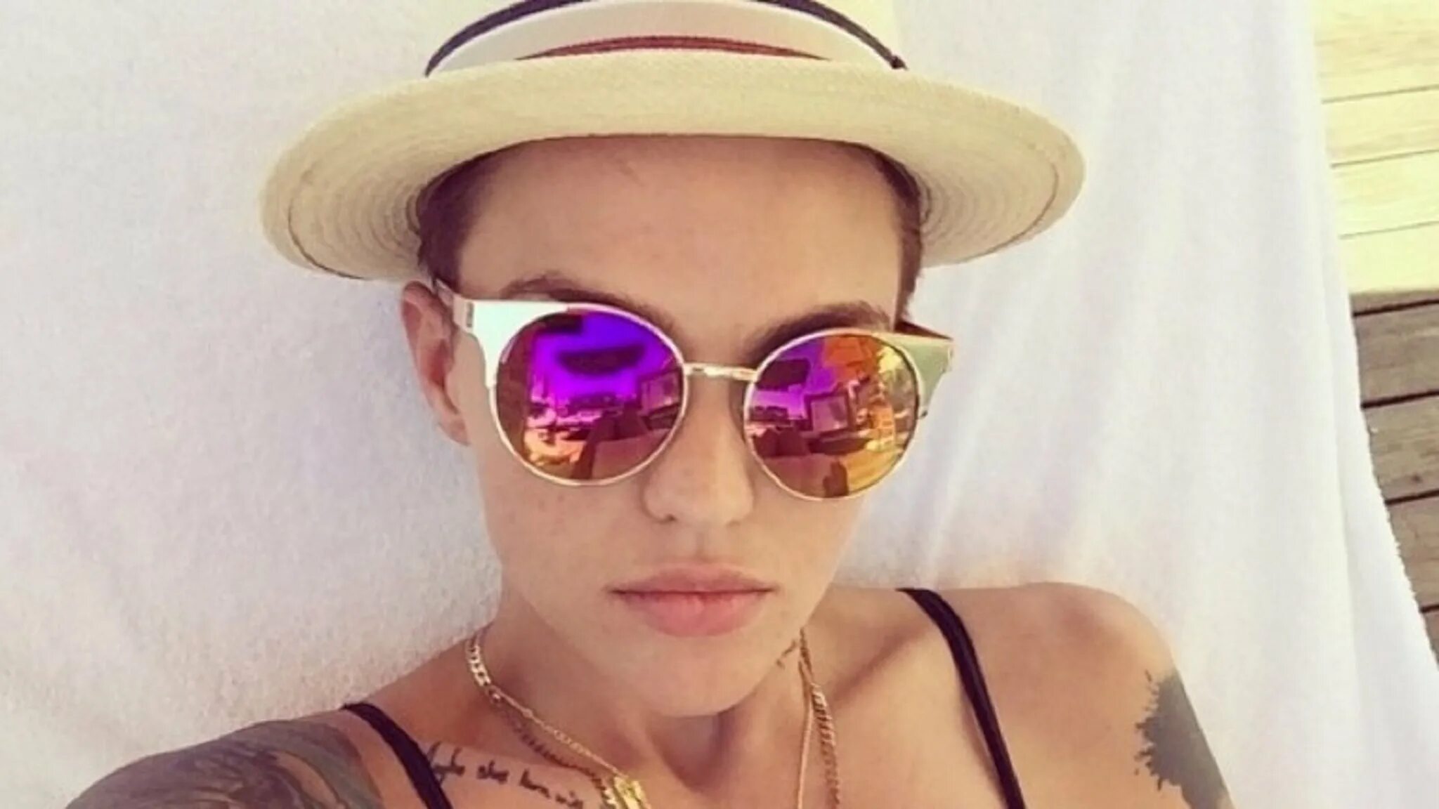 Руби Роуз в очках. Ruby Rose фото. Руби Роуз розовый. Руби Роуз в солнечных очках. Руби инстаграм