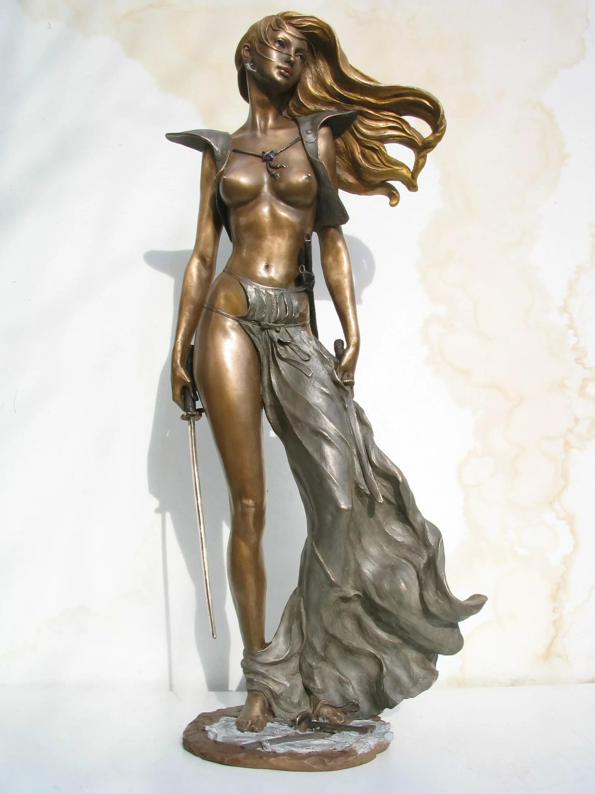 Витторио Тессаро скульптуры. Витторио каварадосси скульптор. Vittorio Tessaro статуэтки. Goddess amazon