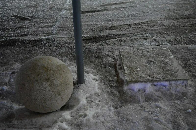 Бетонный шар весит. Бетонный шар. Катание бетонных шаров. Бетонная тумба с шаром. Бетонные шары игра.