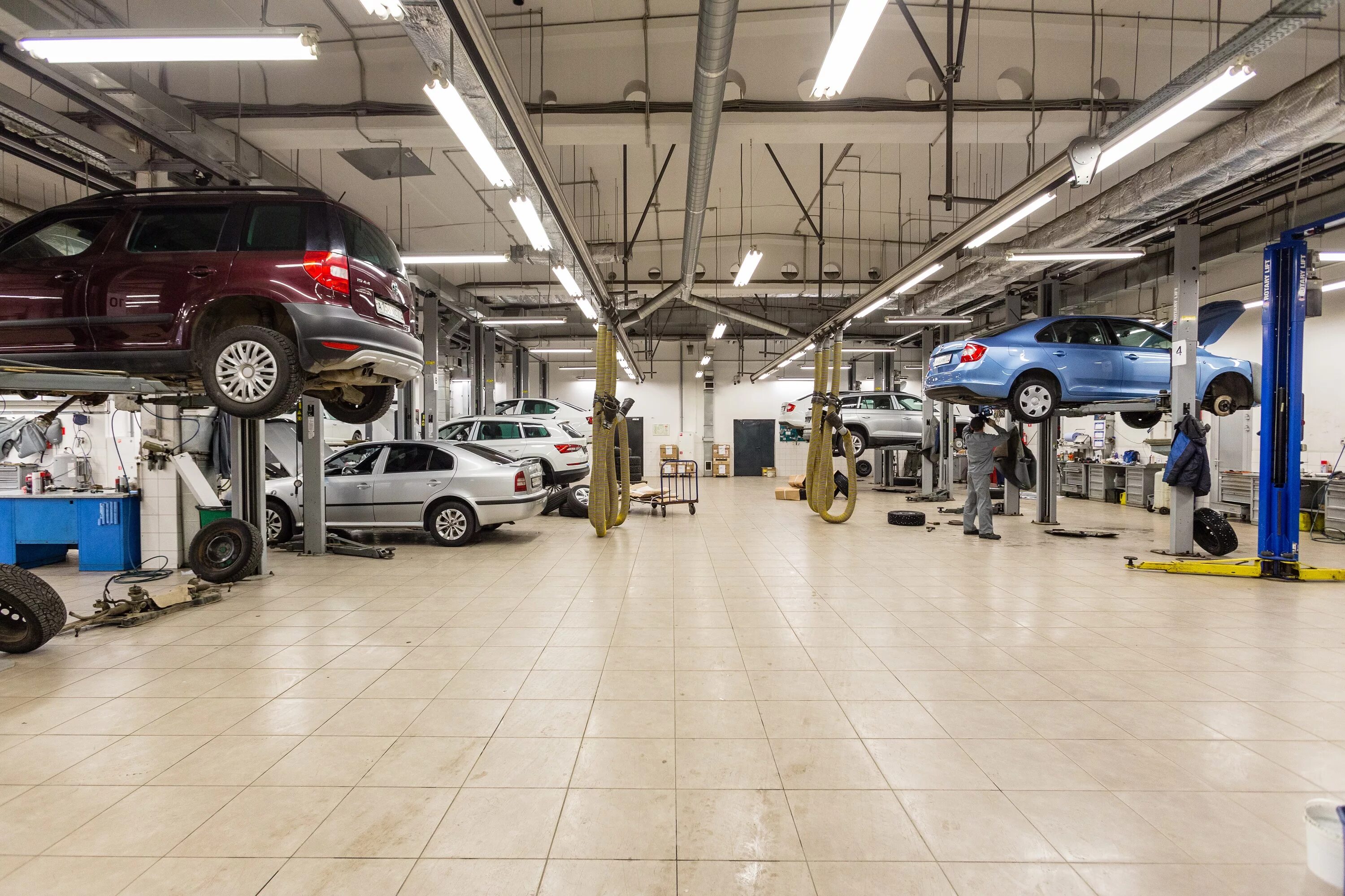 Автосервис хрущева. Skoda рольф вешки. рольф вешки сервис. машина в автосервисе. техцентр рольф.