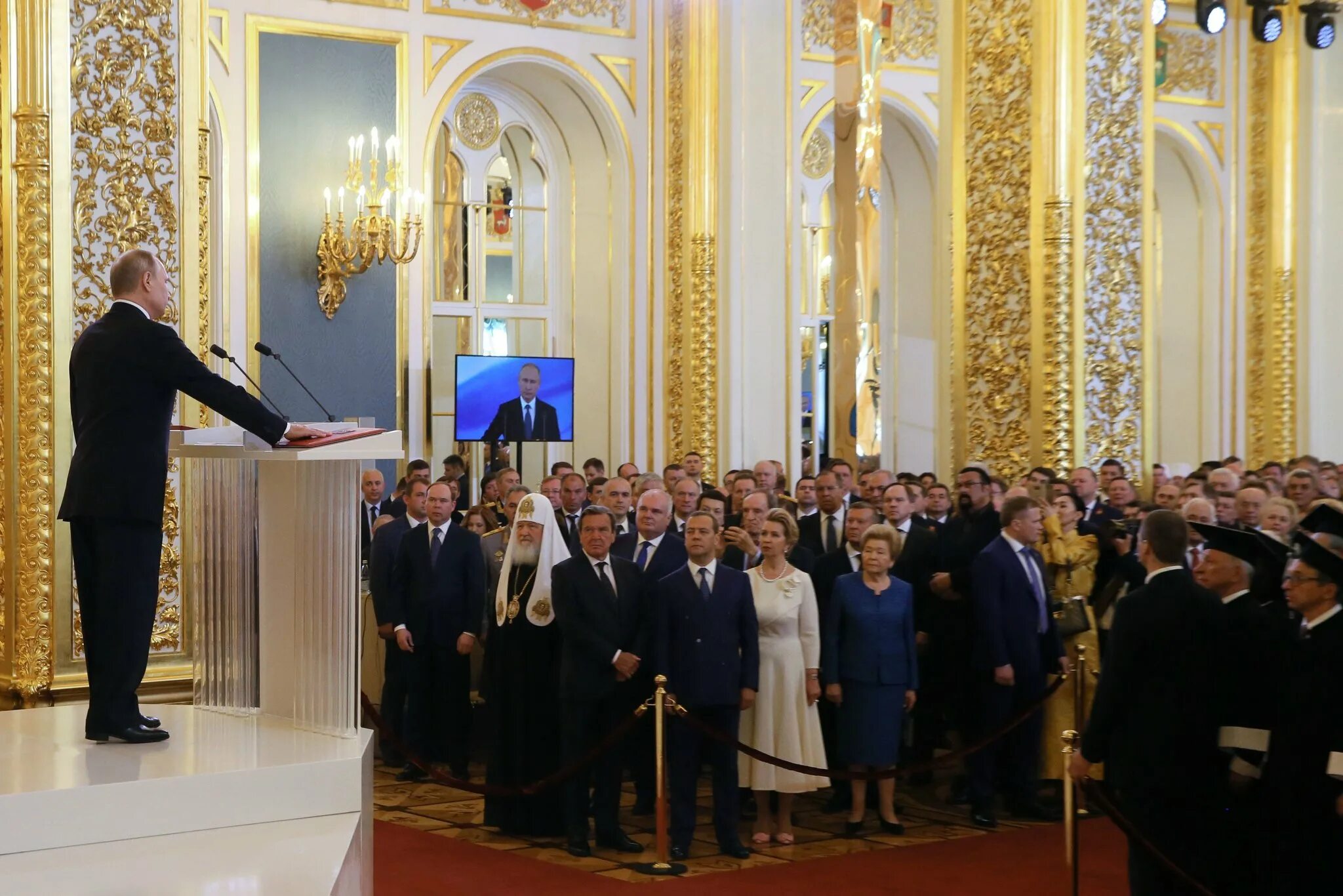 Инаугурация лукашенко 2020. Инаугурация макрона 2022. Инаугурация после выборов когда. Инаугурация президента рф рука на конституции. Инаугурация президента в 2012 году в россии.