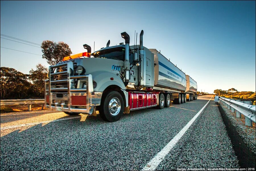 Включи автопоезд. Грузовые автопоезда Австралии. Автопоезд Австралия самый большой. Длинный грузовик. Самый длинный грузовик в мире.