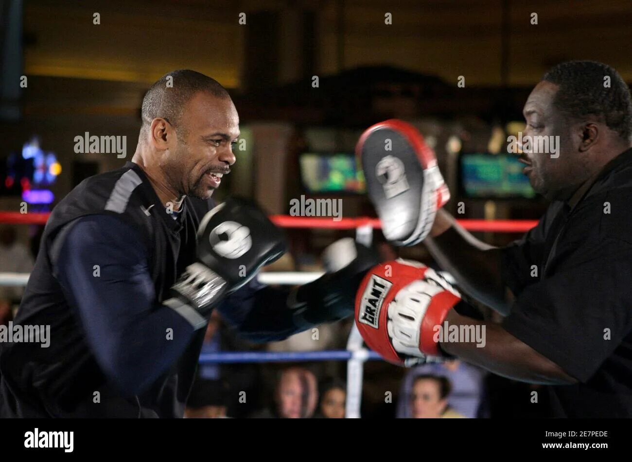 Рой джонс бицепс. Рой джонс боксер. Рой джонс тренировки. Школа бокса роя джонса в кунцево. Рой джонс тренировки.