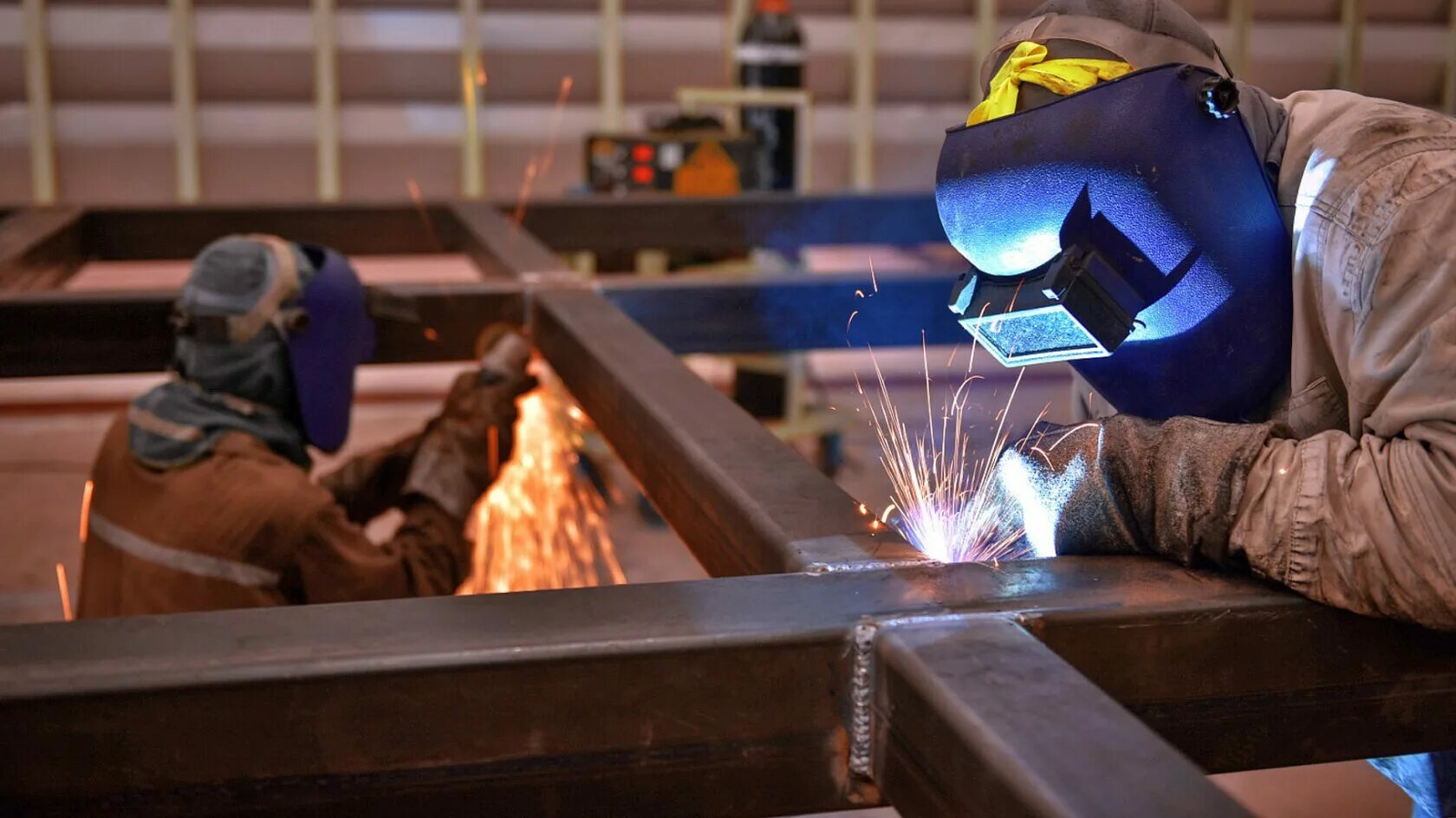 Металла конструкция работа. Строительные металлические конструкции. Двутавровые металлодеревянные балки. Цех металлоконструкций. Металла конструкция работа.