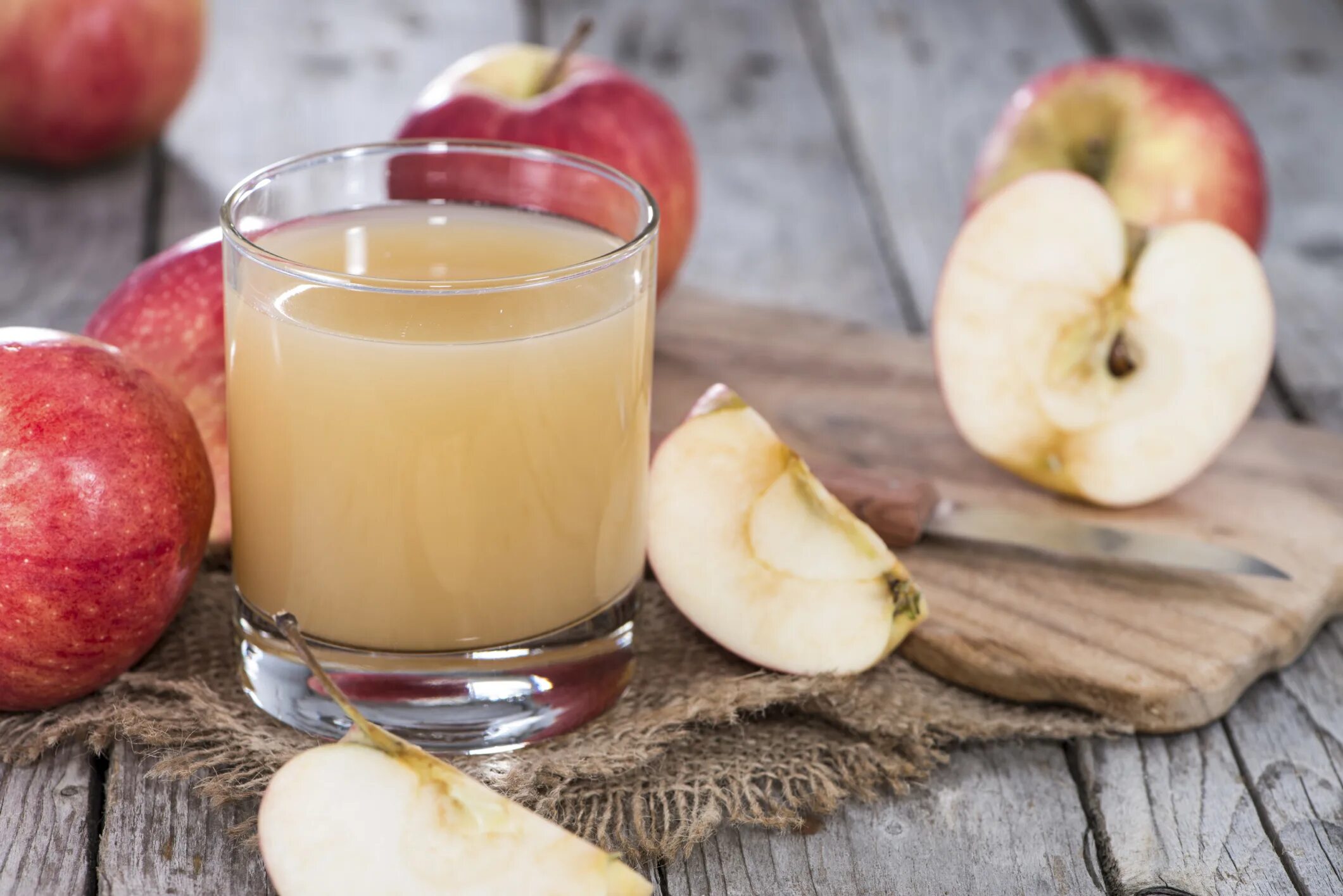 Вред печеных яблок для организма. Яблочный сок. Цвет яблочного сока. Свежий выжатый сок из яблок. Пить яблочный яблочный сок.