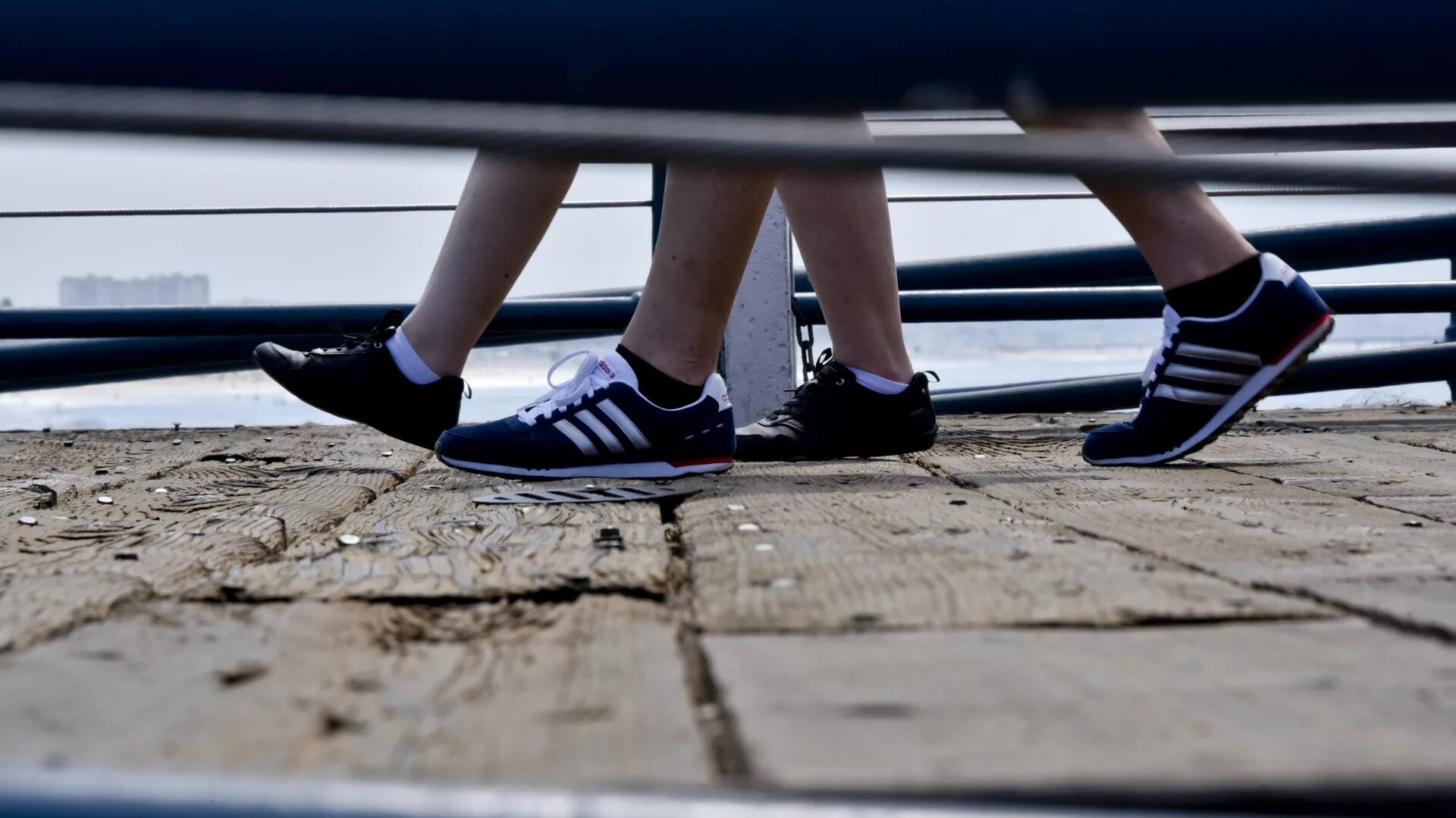 Your feet on the ground. Ноги идут. Шаг человека. Ноги идут по дороге. Ходьба по дороге.