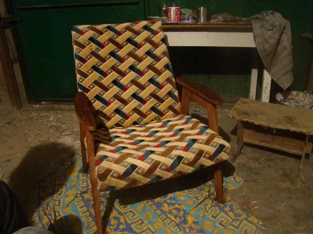 Реставрация сиденья стула. Советское кресло. Старое кресло с деревянными подлокотниками. Старое советское кресло. Советское кресло с деревянными подлокотниками.