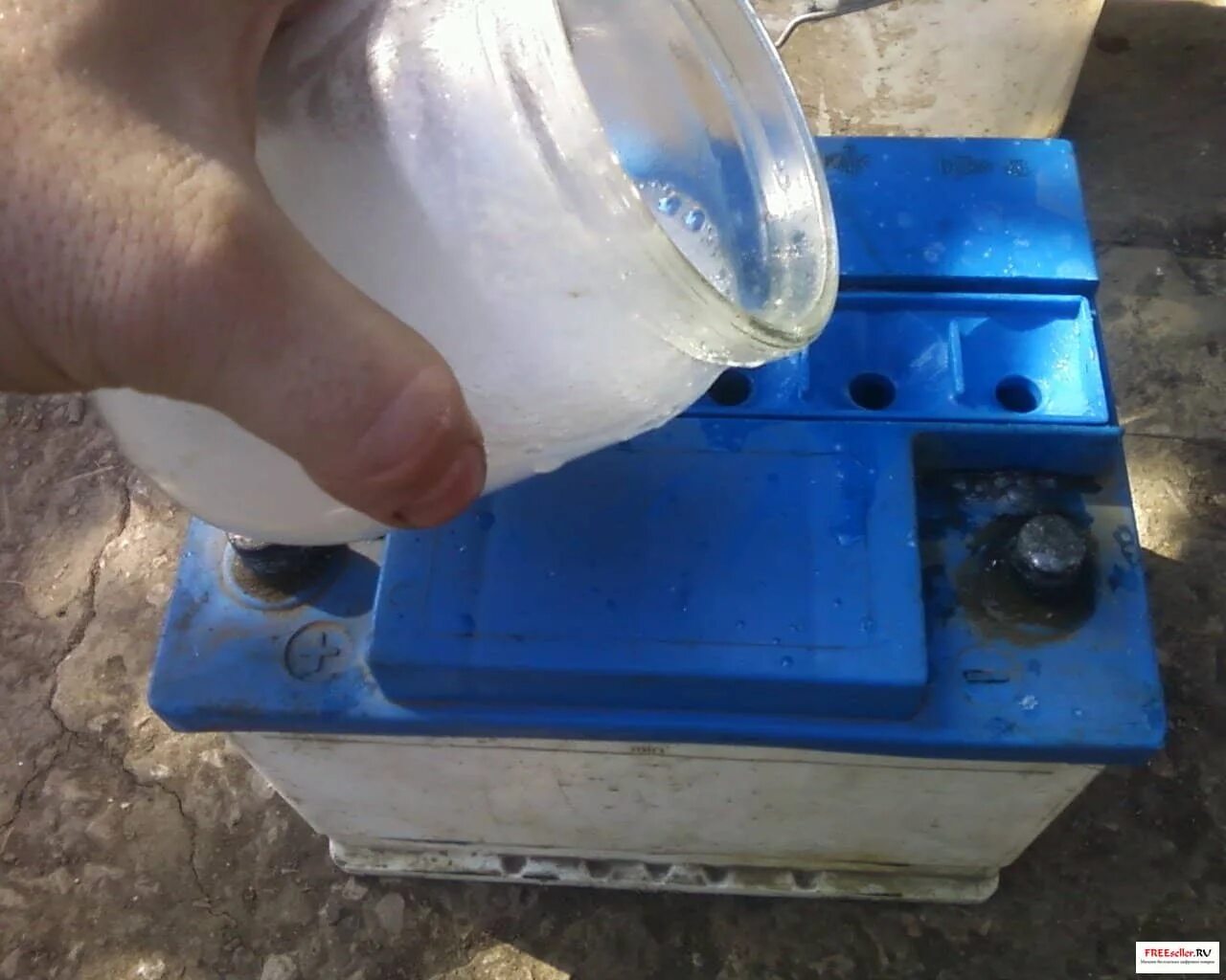 Доливка воды в АКБ. Вентиляционные отверстия АКБ f60j. Доливка дистиллированной воды в аккумулятор. Электролит для аккумуляторов.
