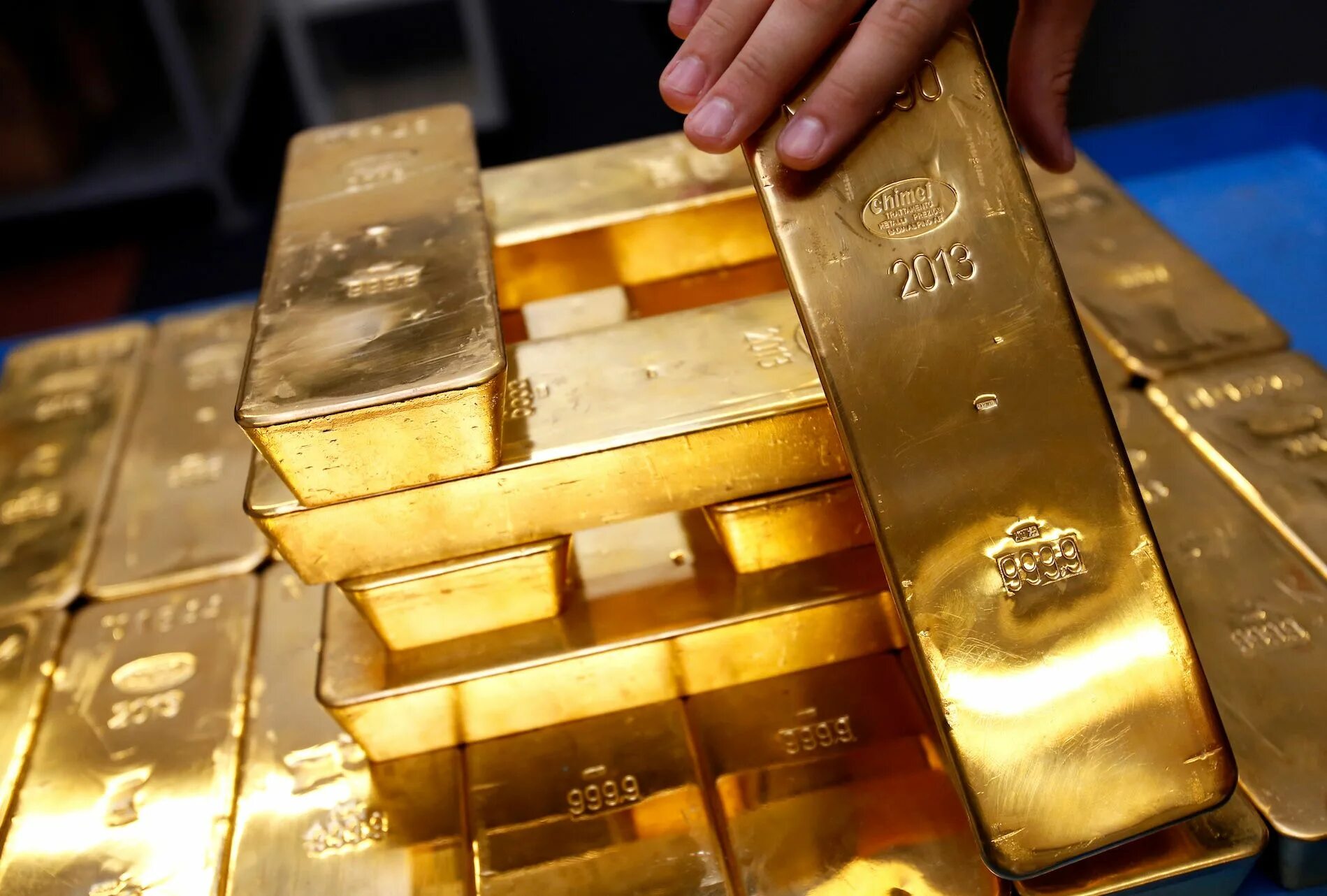 Золото в слитках купить цена на сегодня. Слиток золота. Слиток золотой. Банковское золото. Золотой слиток из золота.