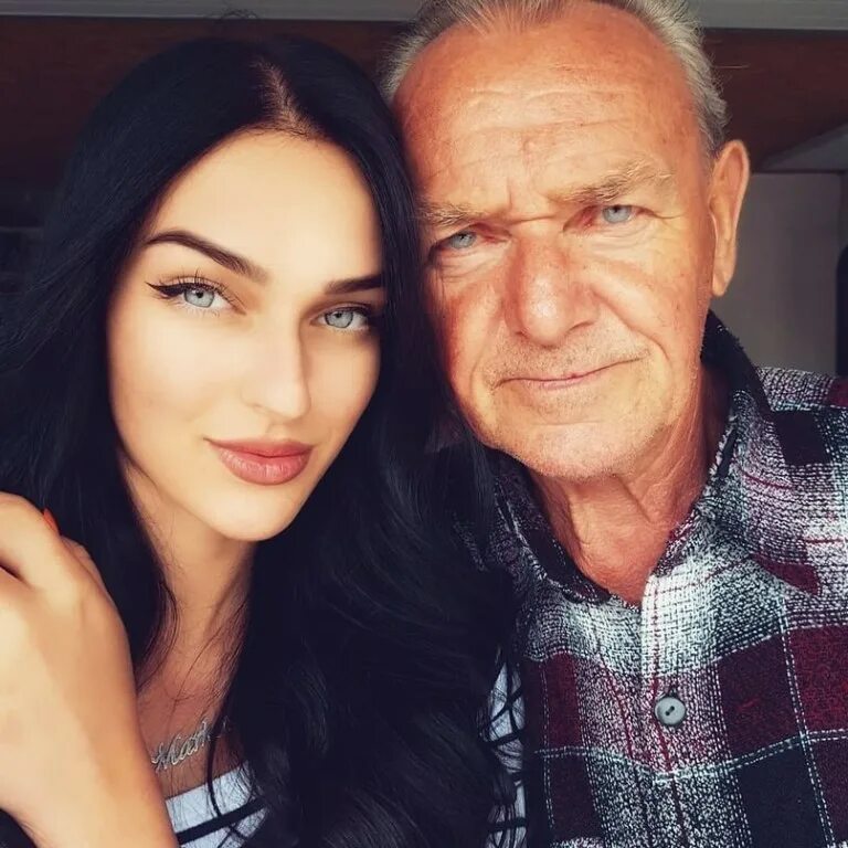 Дед красивую девушку. Дедушка в поле. Старики и дети. Рон джек фоули. Седой мужчина с девушкой.