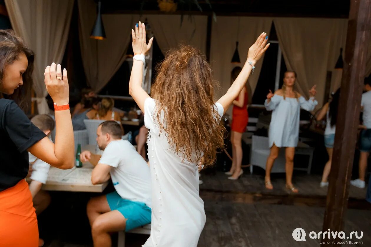 Ресторан раздолье минск. Ресторан бальной. Танцы в ресторане. Танцевальный вечер для молодежи. Девушки танцуют в ресторане.